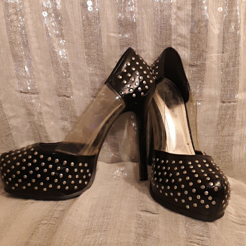 Shoedazzle Size 7 Black Studded Pumps